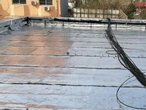 建昌卫生间漏水维修公司分享下建昌屋面楼顶防水刚性防水层施工要点。